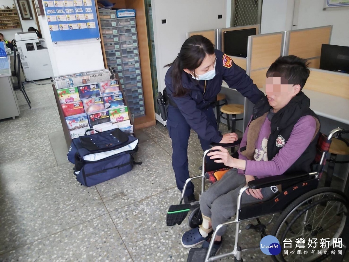 行動不便的陳姓婦人想見老母親,推著輪椅偷偷出門,沒想到卻迷了路,恰巧巡邏員警經過,即時伸出援手。