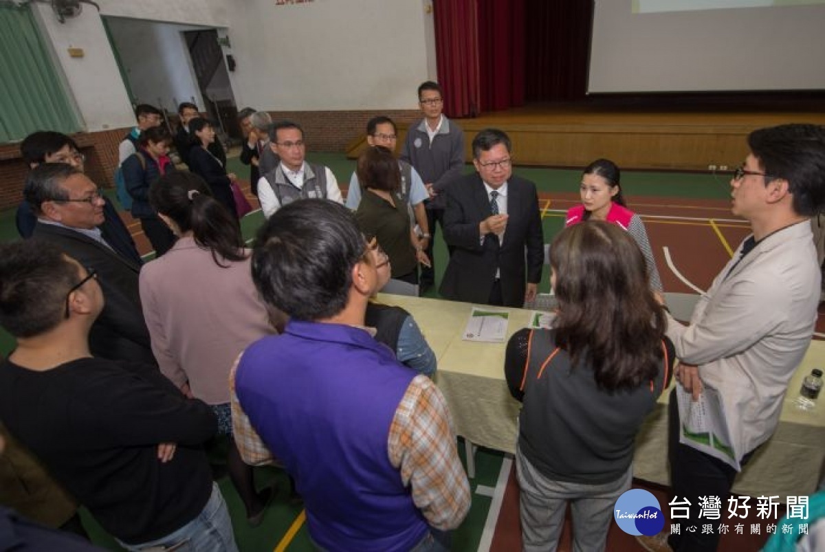 市長、與會來賓和當地居民討論溝通