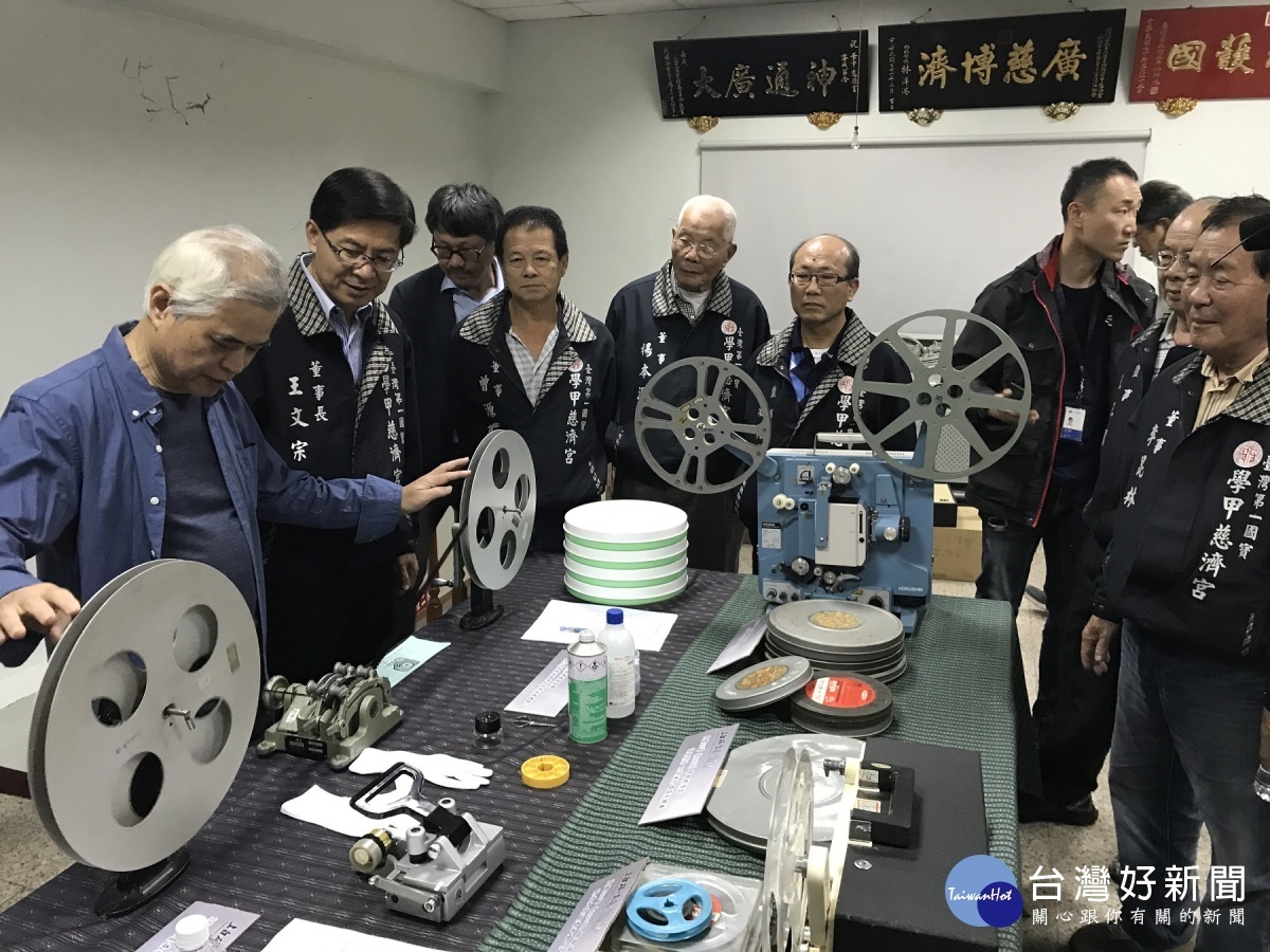 王明山教授(左一)解說影像修復過程。