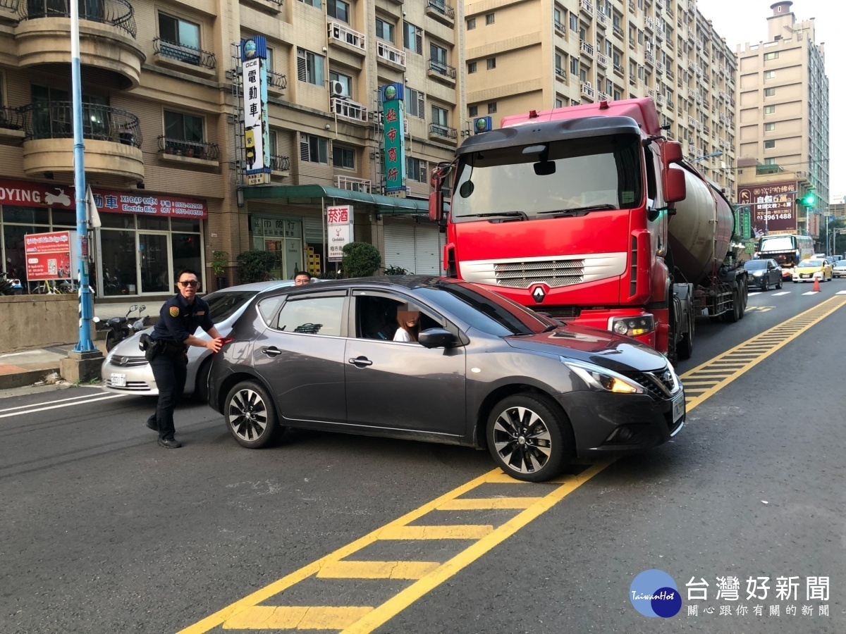 大力士員警猛推事故車，排除路障，最短時間恢復車流順暢。