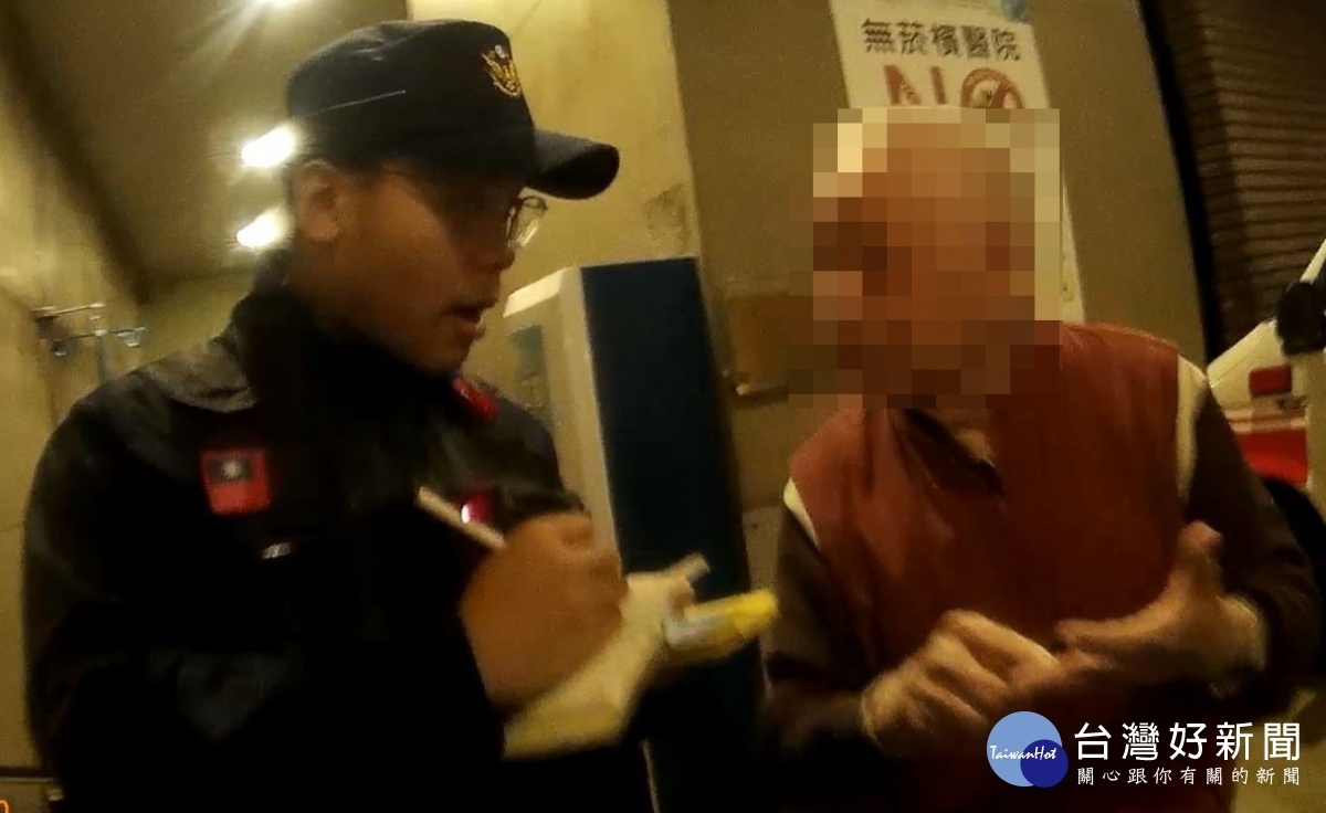 老婦人逛街不適昏倒,警方嗚笛開道,協助男子將其妻子送往醫院急診室急救。