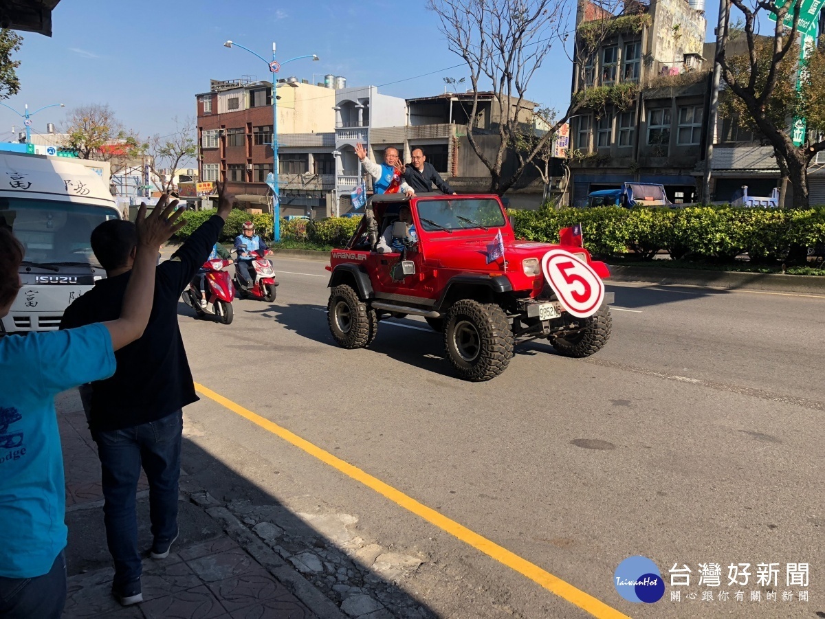 前新北市長朱立倫回防桃園，陪同立委候選人吳志揚在楊梅掃街拜票。