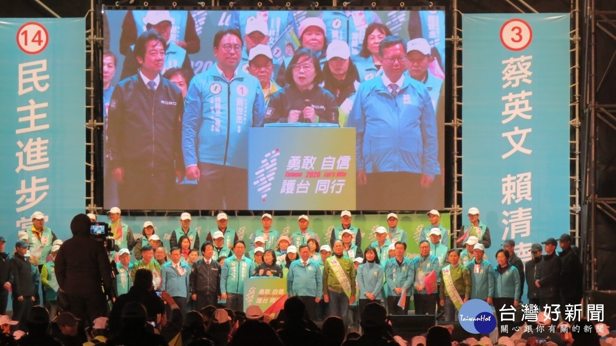 民進黨正副總統候選人蔡英文、賴清德，以及桃園市長鄭文燦合體出席，為立法委員候選人黃世杰造勢晚會拉抬聲勢，現場上萬市民共襄盛舉。