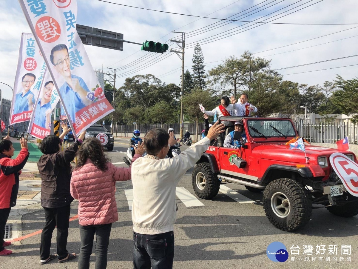 國民黨立委候選人吳志揚與太太洪秀華一大早就進行掃街拜票,而這是夫妻倆自選戰以來首次合體車隊掃街。