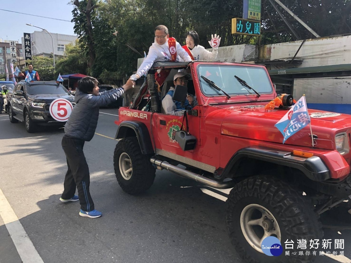 國民黨立委候選人吳志揚與太太洪秀華一大早就進行掃街拜票，而這是夫妻倆自選戰以來首次合體車隊掃街。