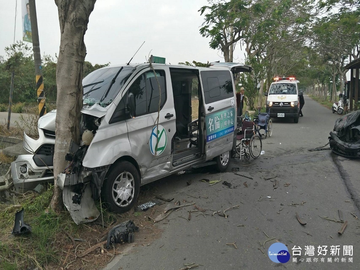 日照接送車與轎車擦撞　巴士車頭全毁造成1死4傷