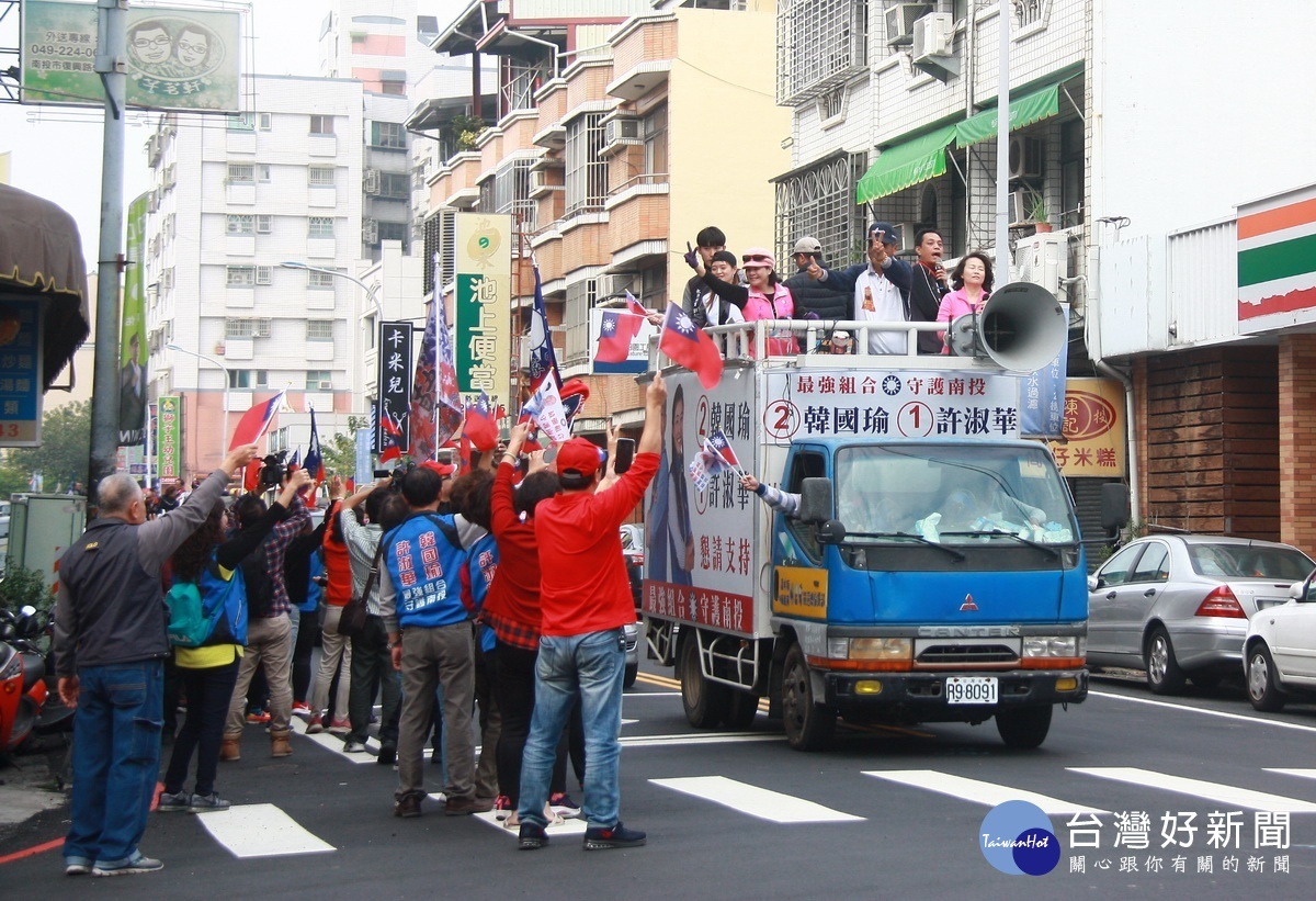 沿途不少民眾等著車隊經過。（記者扶小萍攝）