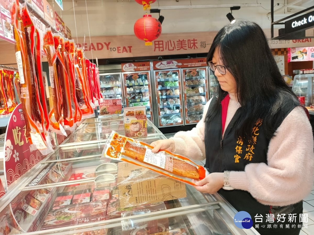 衛生局會同消保官針對大賣場年節食品進行稽查。圖/記者鄧富珍攝
