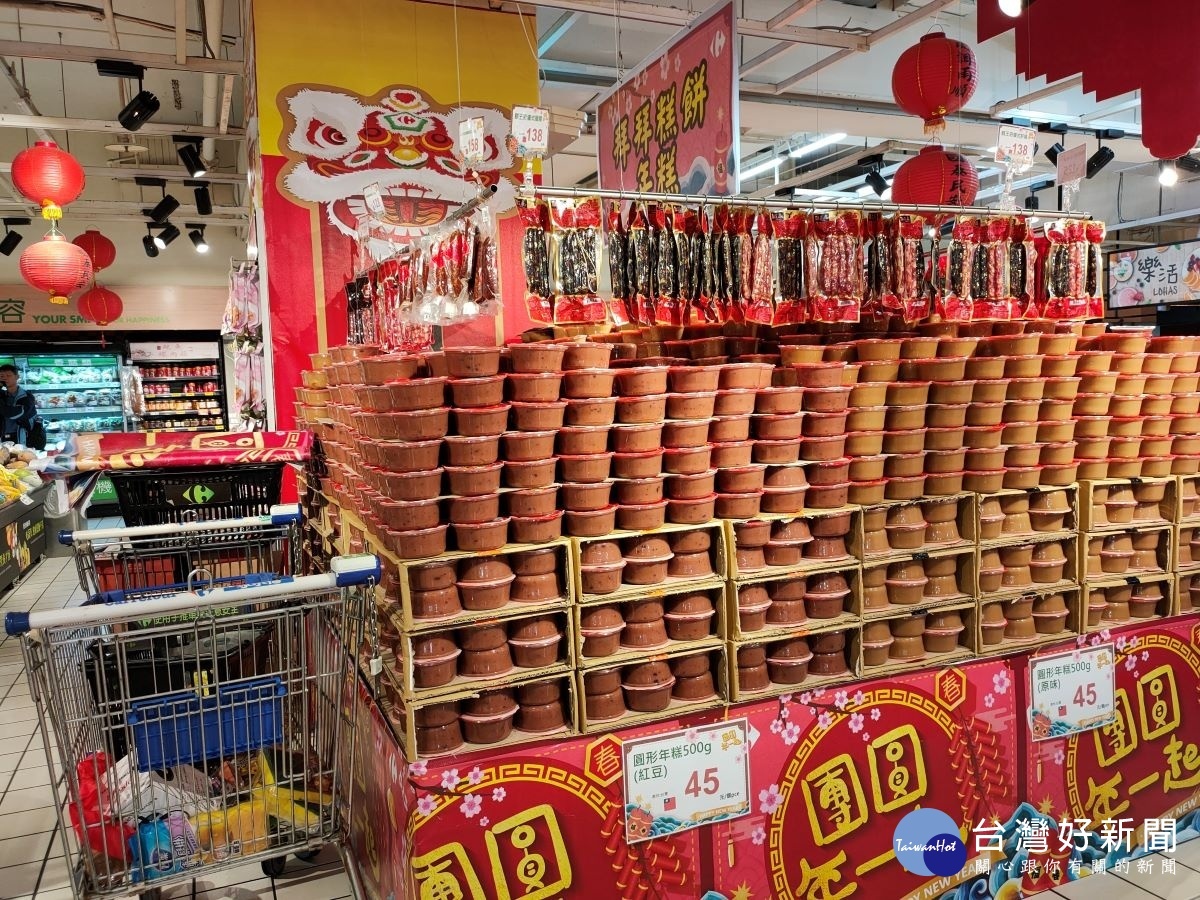 衛生局會同消保官針對大賣場年節食品進行稽查。圖/記者鄧富珍攝