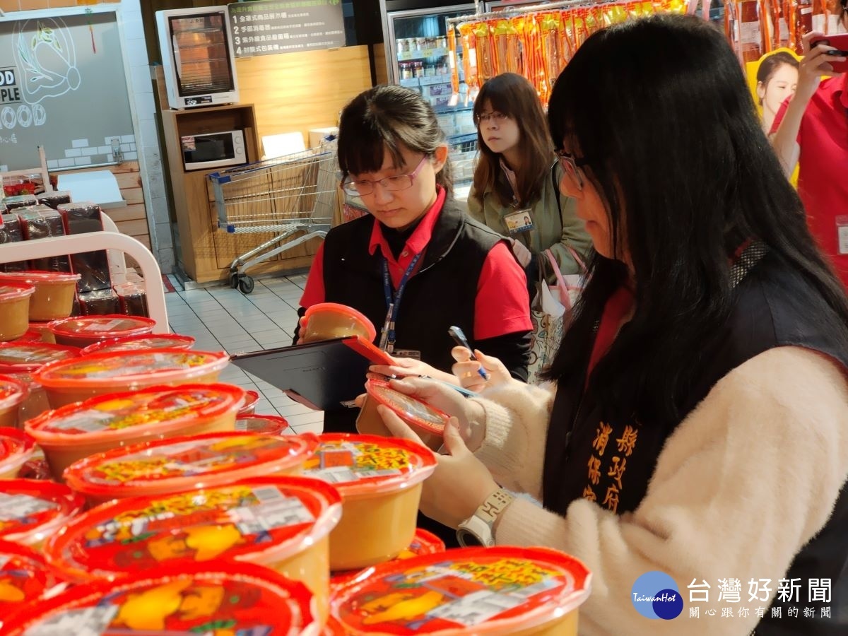 衛生局會同消保官針對大賣場年節食品進行稽查。圖/記者鄧富珍攝