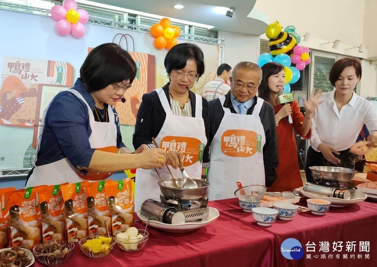 線西農會總幹事楊玲珠、彰化縣長王惠美、芳苑農會總幹事謝介民共同推薦「鴨禮山大」產品,為農業創新發展新經濟。圖/記者鄧富珍攝