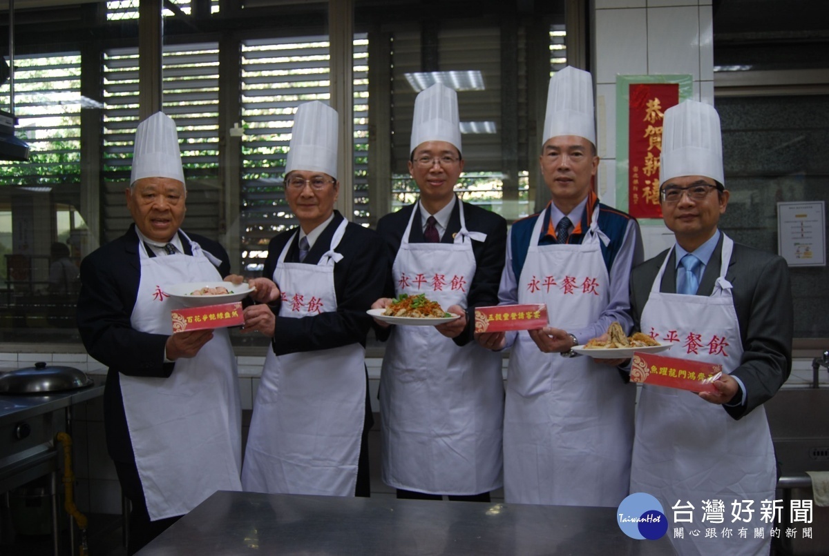 活動中製作「五穀豐登請客宴」、「魚躍龍門鴻齊天」、「百花爭艷綠盎然」三道佳餚。(圖/永平工商提供)