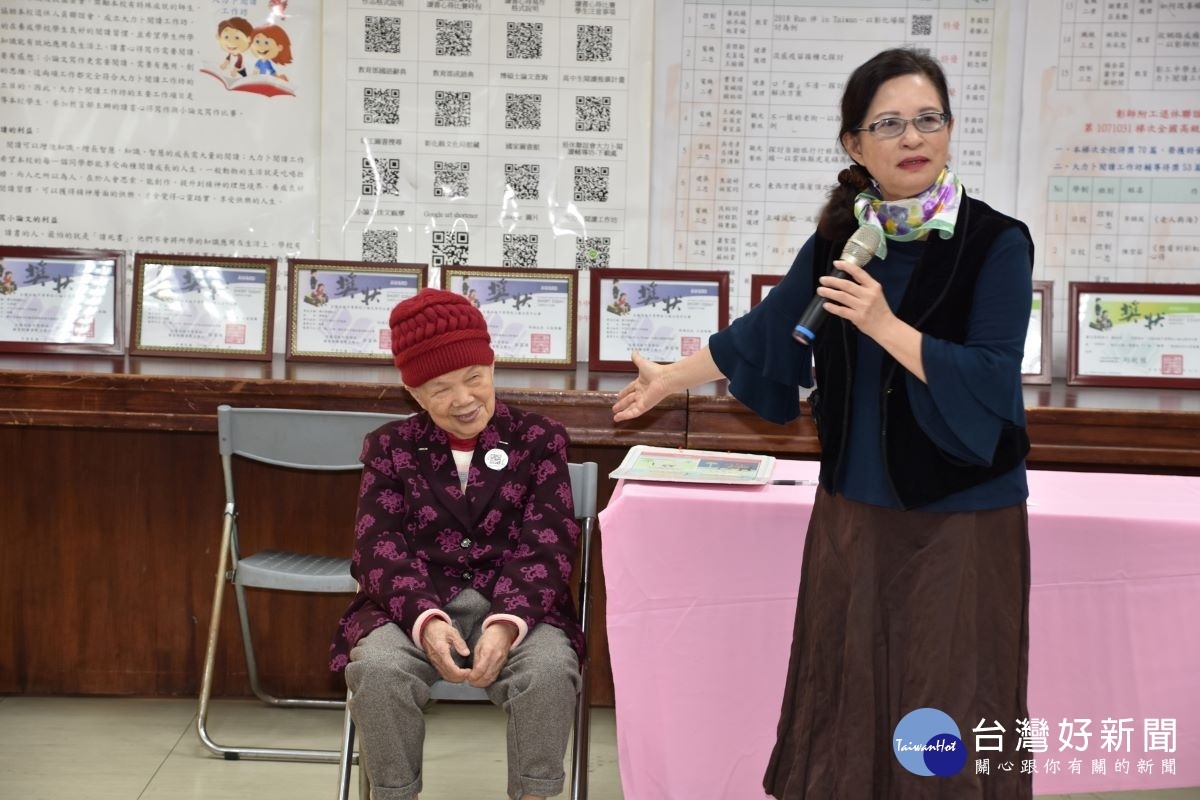彰師附工學生以照護失智為論文題目,結合訪問彰化失智日照機構魏愛倫學苑黃月阿嬤(左)撰寫小論文。