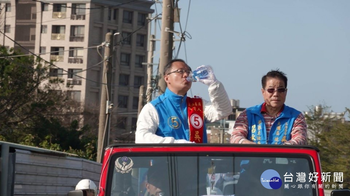 立法委員候選人吳志揚近日於各區不斷來回掃街拜票，進行選前最後衝刺，認真的態度感動眾多鄉親。