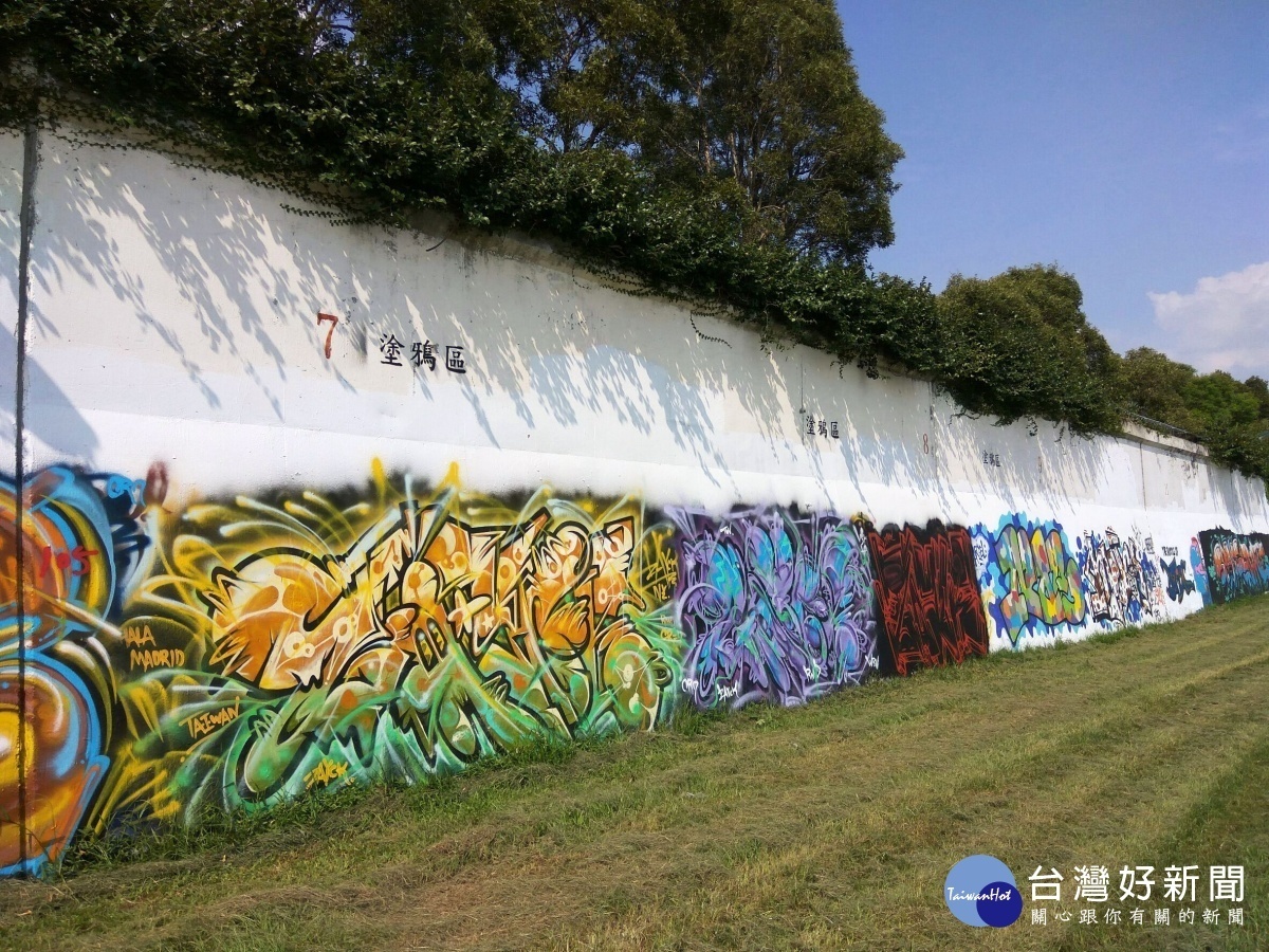 北市河濱公園內的7處堤壁塗鴉區 已塗刷完畢(圖/台北市水利處提供)