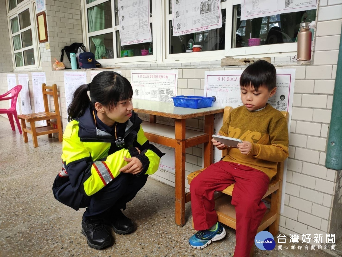 員警也充當臨時褓姆,協助照顧隨行的幼童,讓家長能夠順利完成投票。