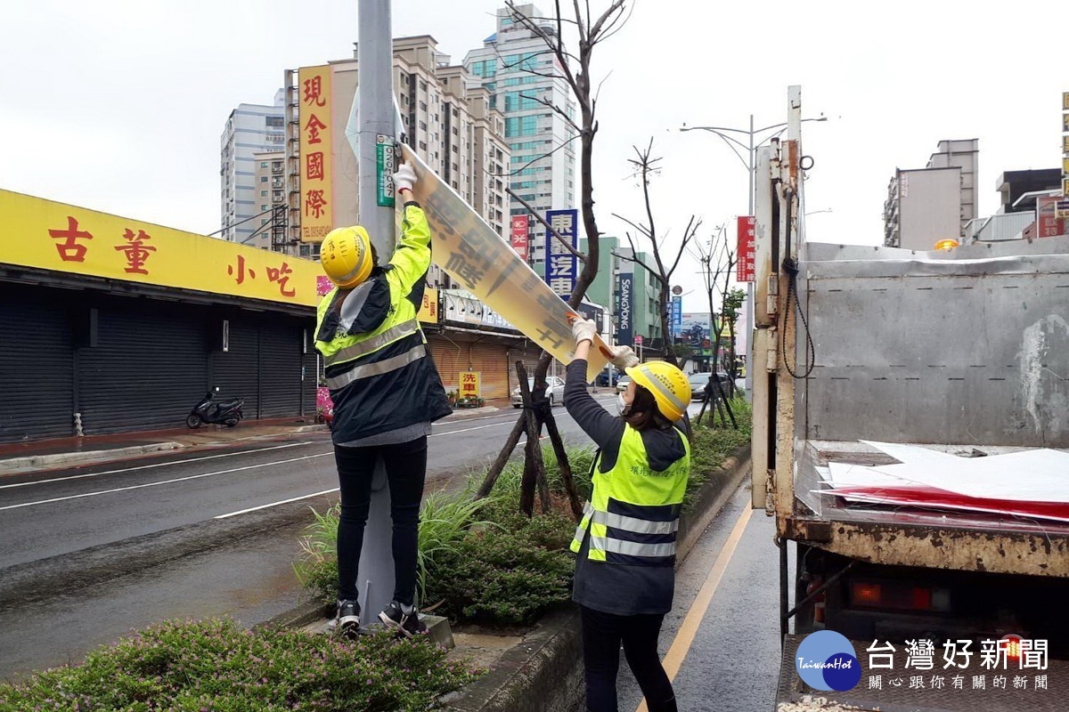 儘速恢復乾淨市容,桃園市清潔隊員們犧牲假期加班拆除清運選舉廣告物。