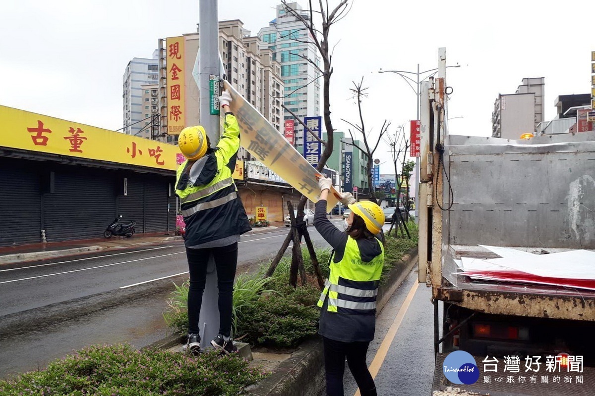 儘速恢復乾淨市容，桃園市清潔隊員們犧牲假期加班拆除清運選舉廣告物。