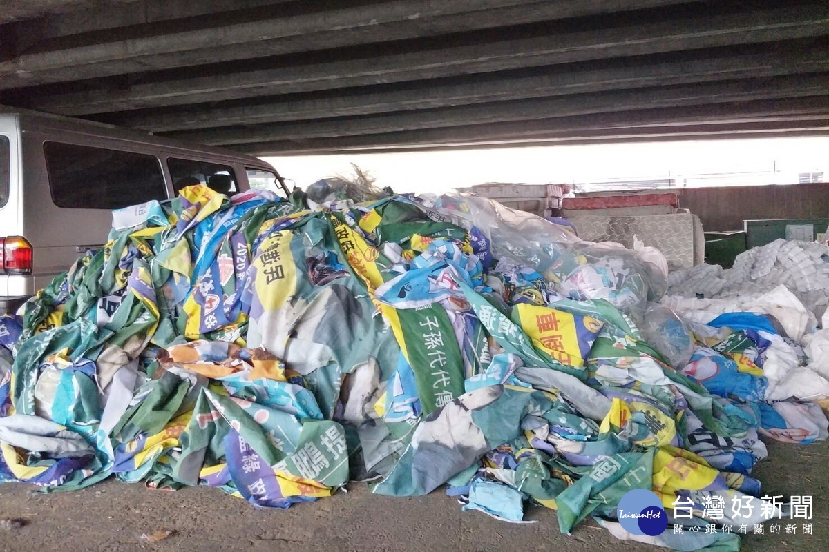 桃園市清潔隊員們清除全市各區重要道路選舉宣傳旗幟和廣告物，總計拆除約1萬2,000多件。