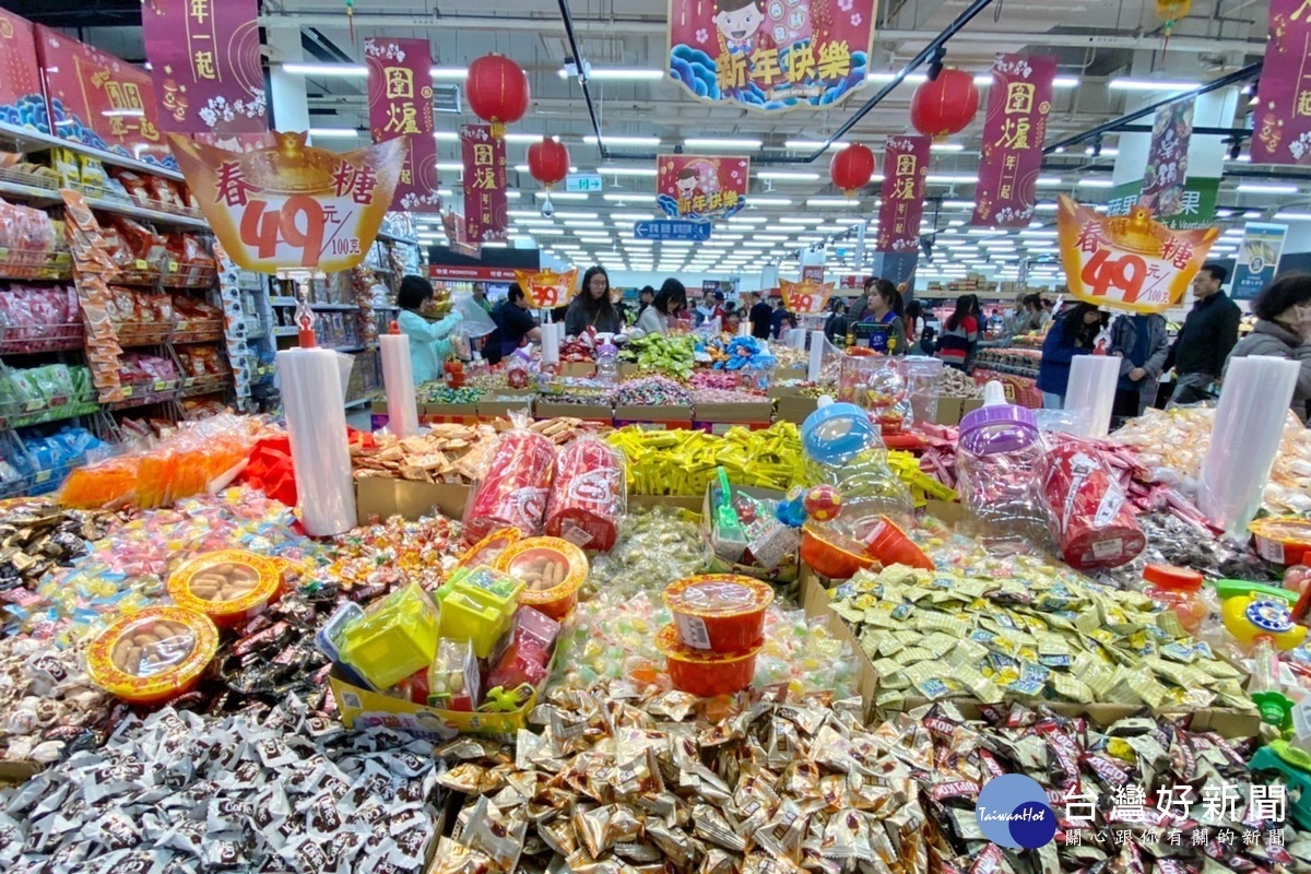 農曆春節即將來到,家樂福推出數百應景商品供民眾選購。