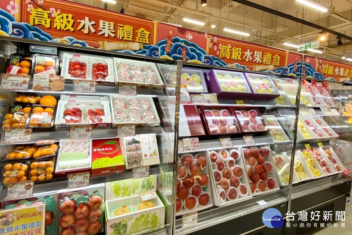 農曆春節即將來到,家樂福推出數百應景商品供民眾選購。
