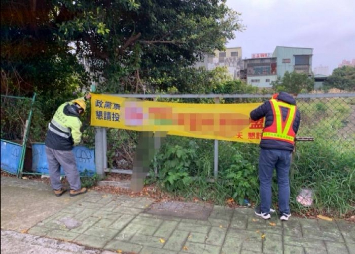 市容環境整潔無假期,桃園清潔隊不休假拆選舉廣告物。