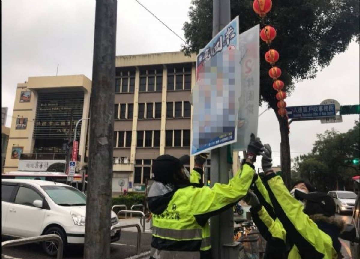 市容環境整潔無假期,桃園清潔隊不休假拆選舉廣告物。