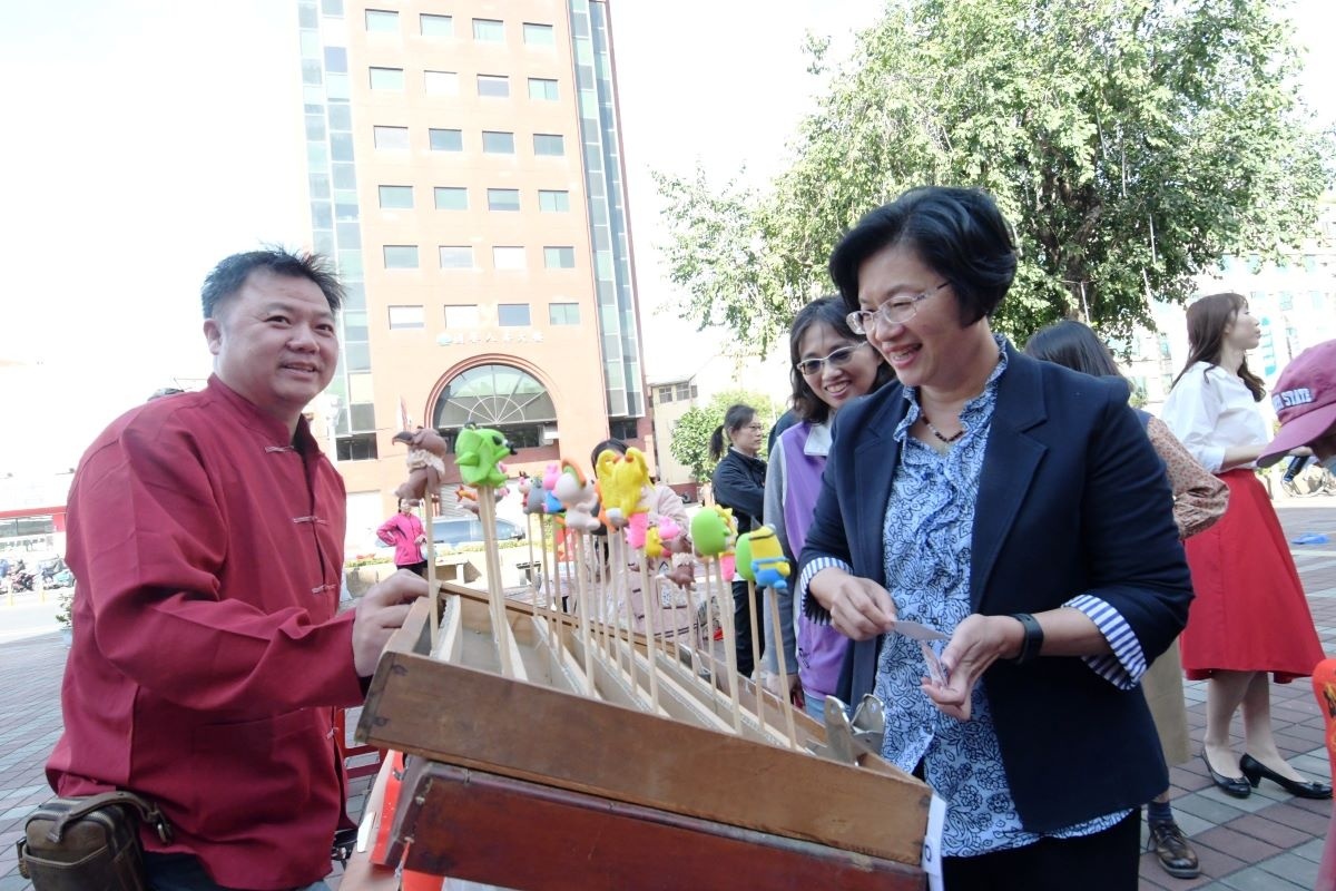 彰化縣文化局金鼠迎春新春揮毫送春聯活動現場,傳統民俗文化攤位。