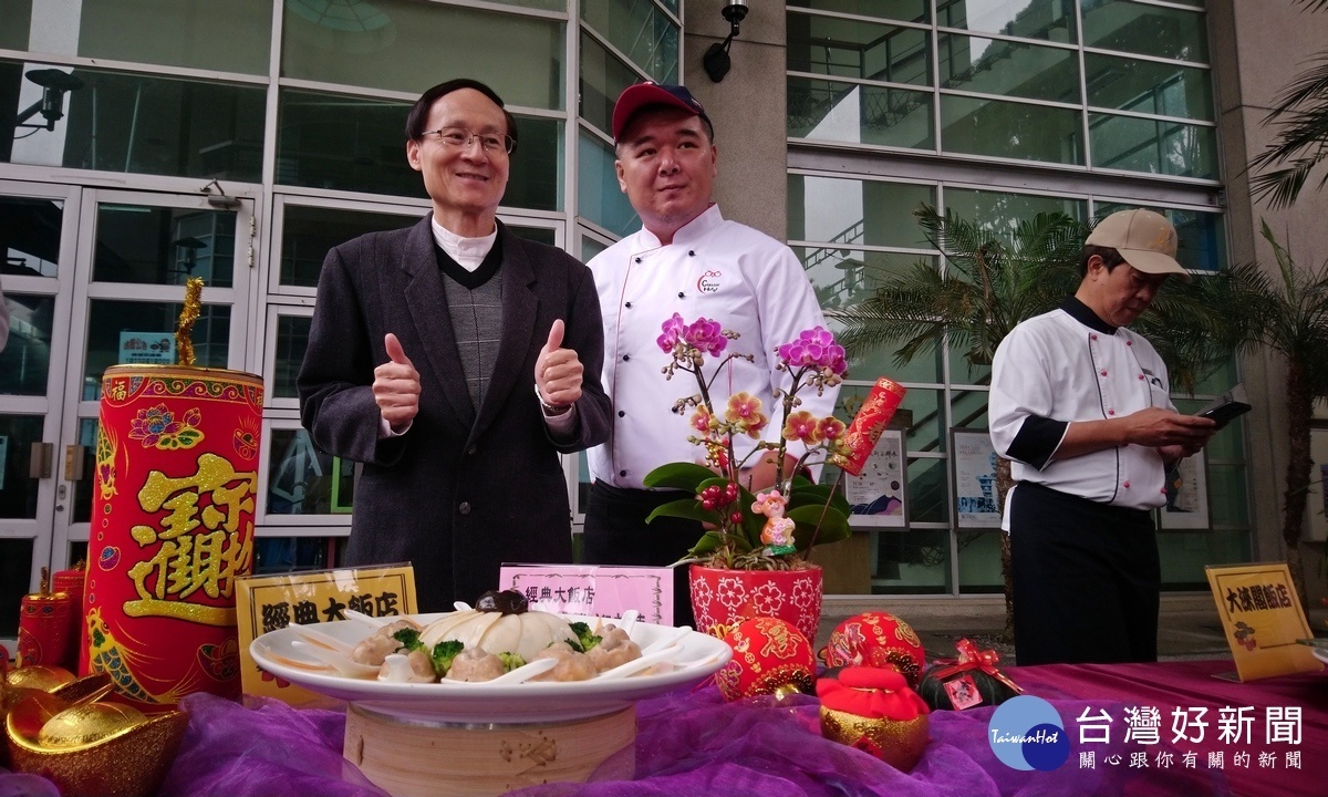 經典大飯店展示自家飯店的招牌年菜-娃娃獻佛迎新春。(記者吳素珍攝)