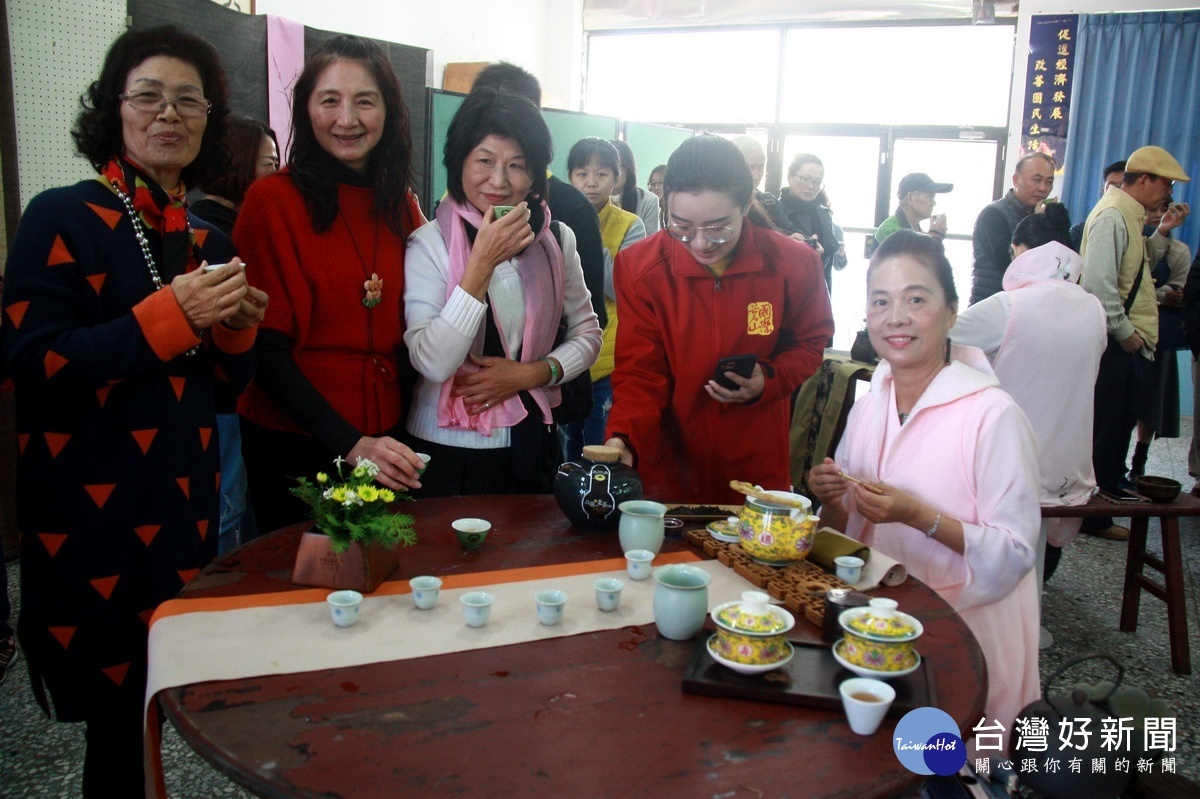 來自各地愛茶人士都來品南投好茶。（記者扶小萍攝）