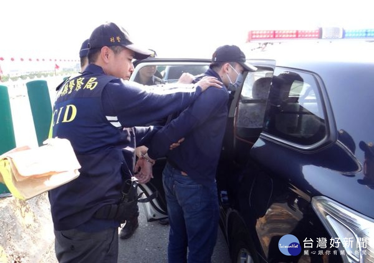 北港警分局為讓民眾平安過好年,針對轄內金融機構強化聯繫及演練防制搶劫機制,歹徒持械搶劫得手逃逸,快速打擊警力迅速圍捕制伏,展現機動警力。