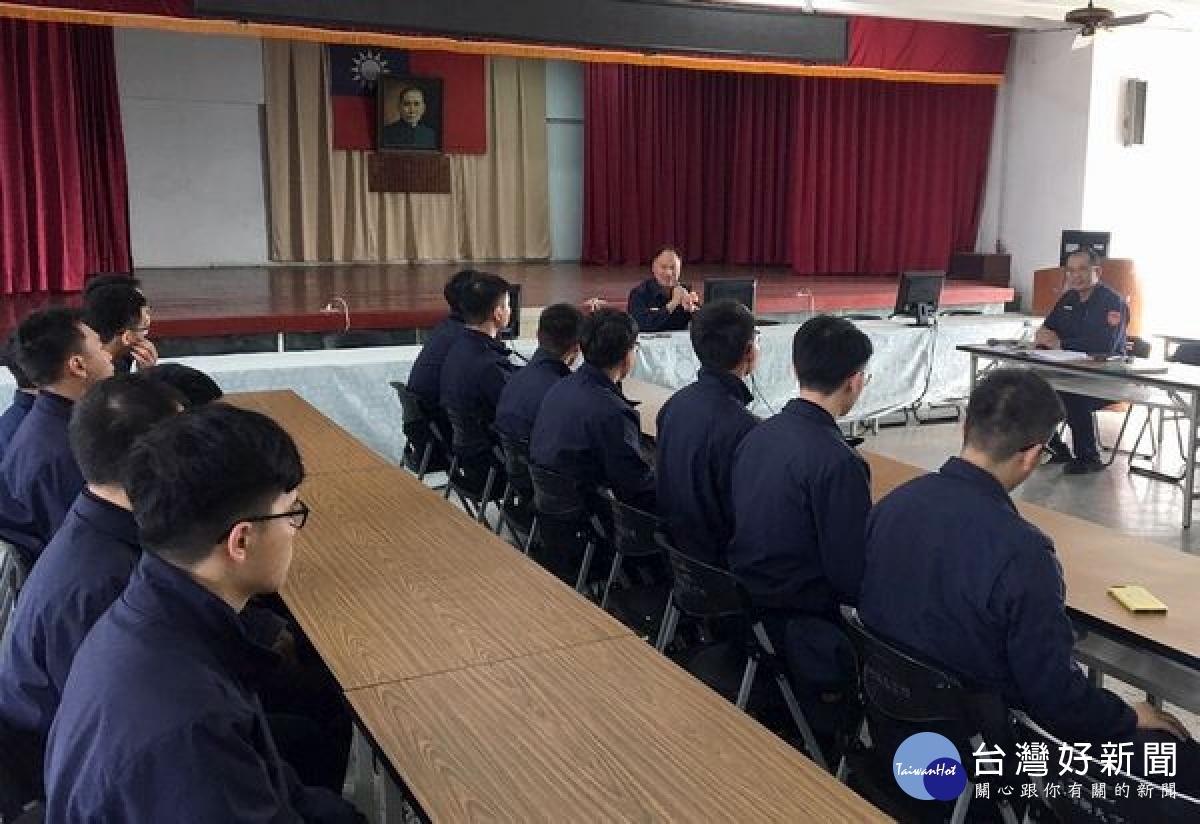 警察專科學校14名實習生前往北港警分局報到,分局長王立德率各單位主管召開寒假實習期前說明會,勉勵培養熱忱的服務心及敏銳的觀察力,確實發揮所學。