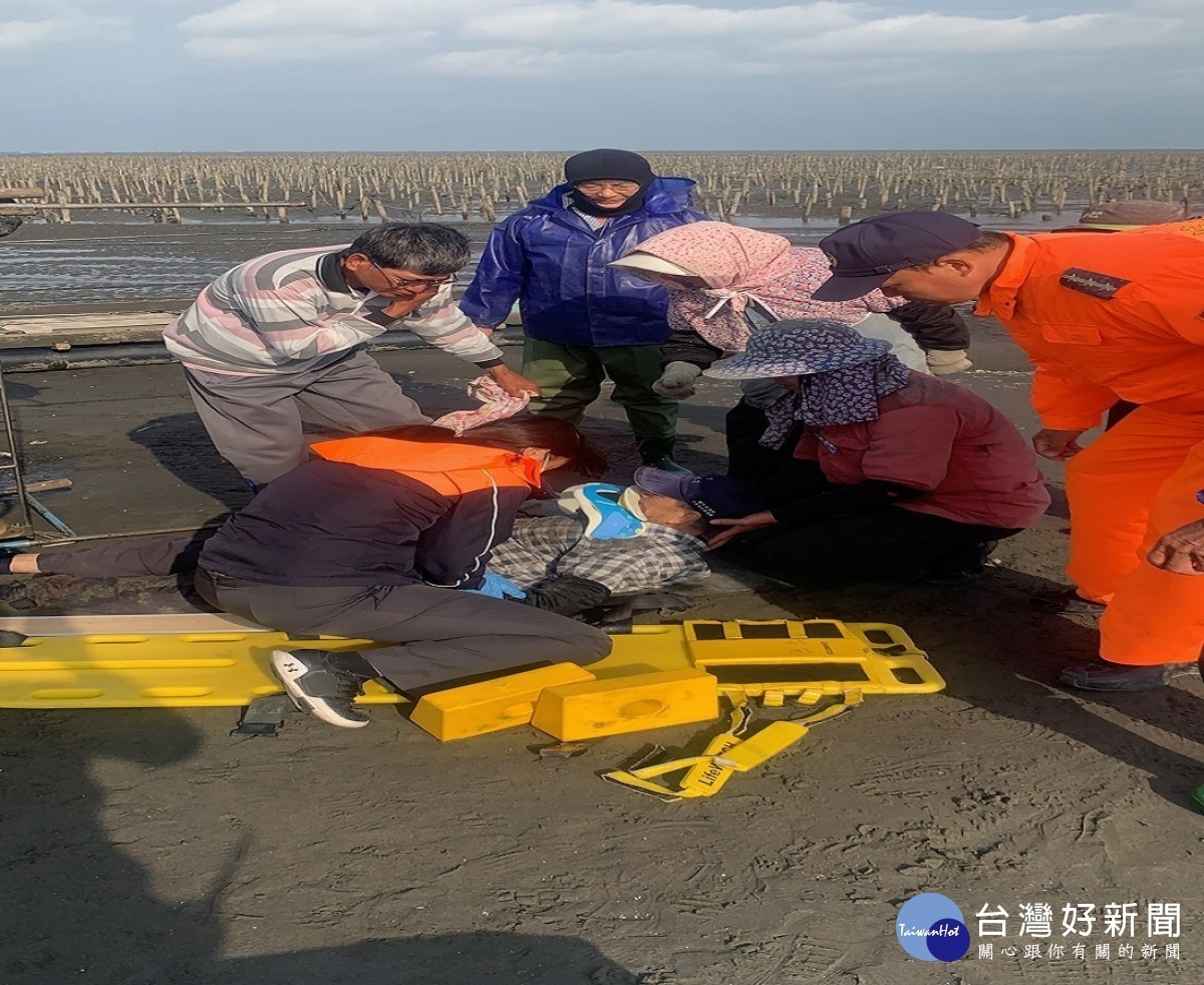 蚵農駕駛蚵車翻覆 海巡聞訊前往救援