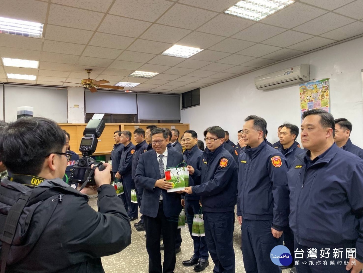 桃園市長鄭文燦到楊梅分局草湳派出所,慰勞分局執勤員警辛勞,希望警方及協勤民力在過年期間,感受到市府的溫暖。