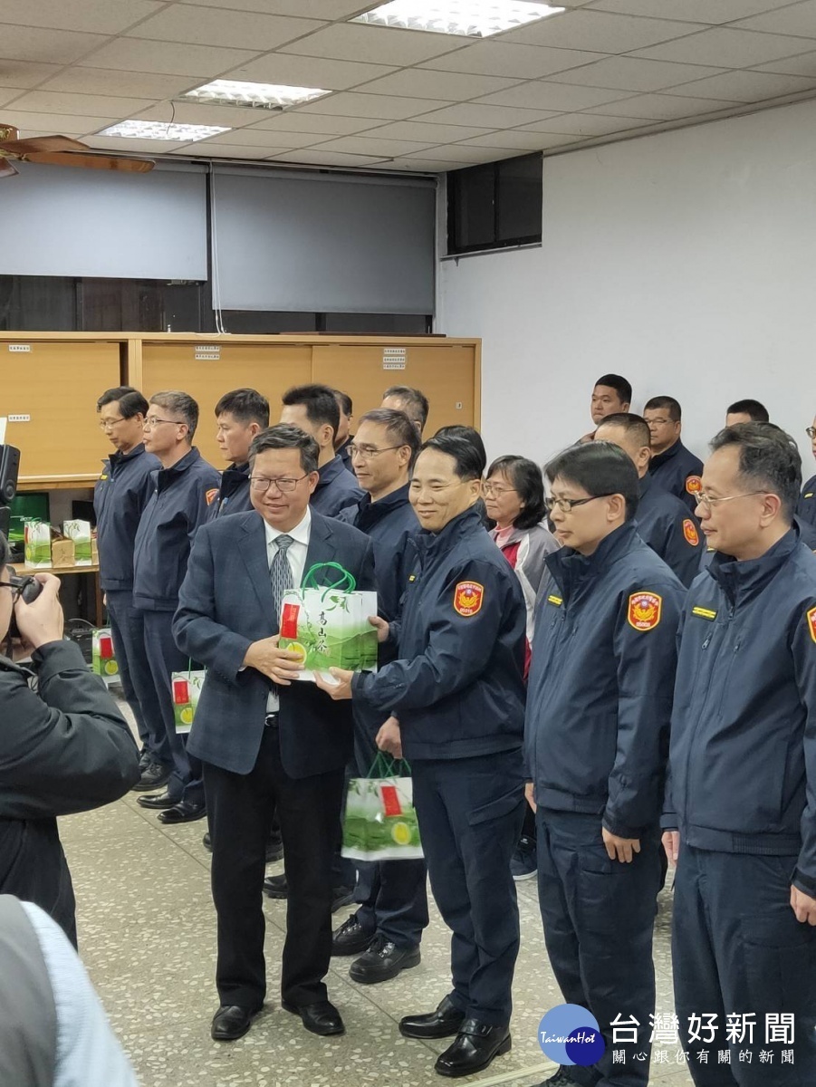 桃園市長鄭文燦到楊梅分局草湳派出所,慰勞分局執勤員警辛勞,希望警方及協勤民力在過年期間,感受到市府的溫暖。