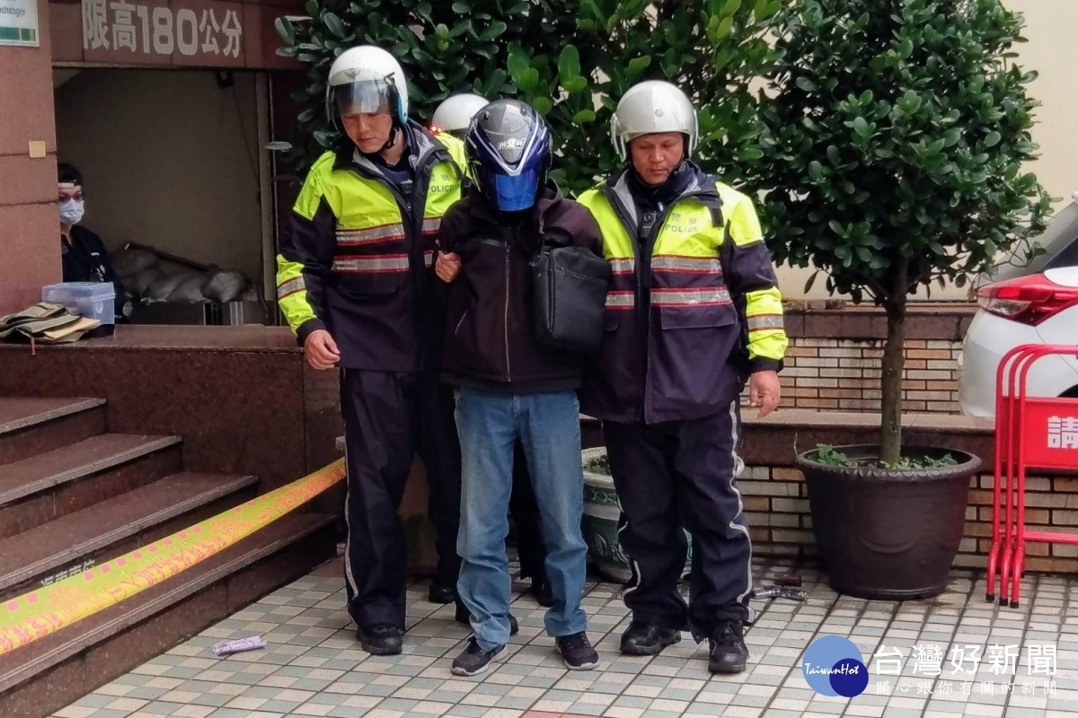 為加強金融業者對強盜、搶奪案件的應變能力,大園警分局結合第一銀行大園分行辦理防搶演練。