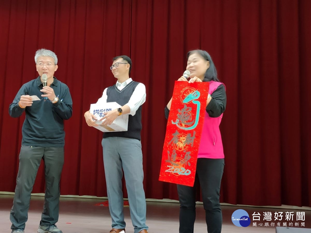 庚子年金鼠喜迎新春揮毫活動現場年畫摸彩。圖/記者鄧富珍攝