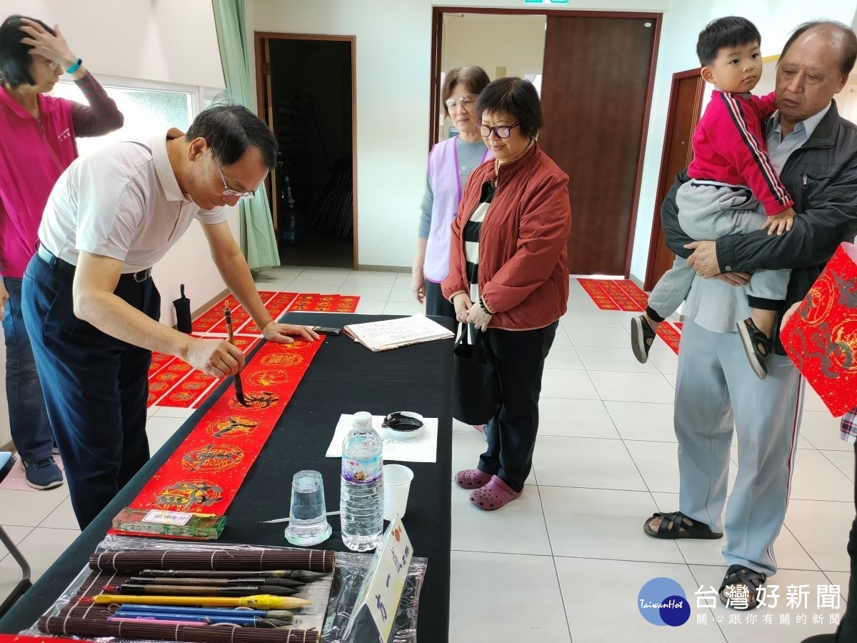庚子年金鼠喜迎新春揮毫活動,書法家現場揮毫供民眾排隊索取。圖/記者鄧富珍攝