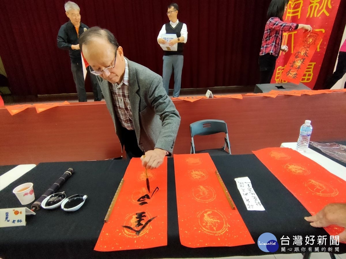 庚子年金鼠喜迎新春揮毫活動,書法家現場揮毫供民眾排隊索取。圖/記者鄧富珍攝