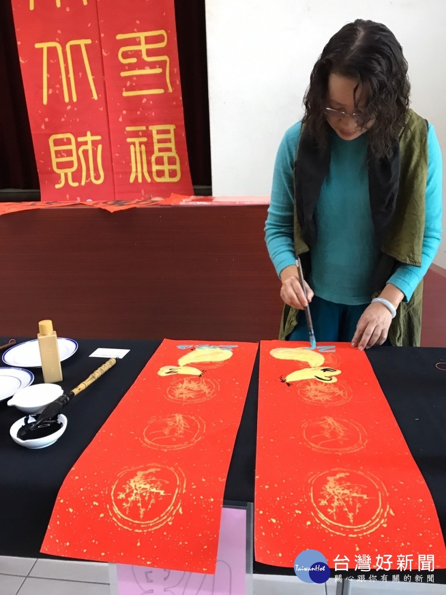 庚子年金鼠喜迎新春揮毫活動,書法家現場揮毫供民眾排隊索取。圖/記者鄧富珍攝