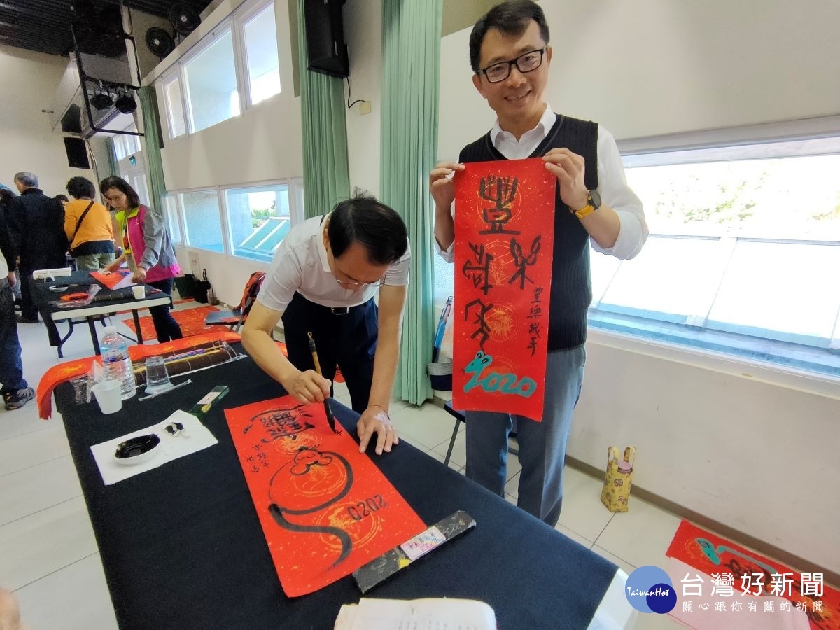 庚子年金鼠喜迎新春揮毫活動,書法家現場揮毫供民眾排隊索取。