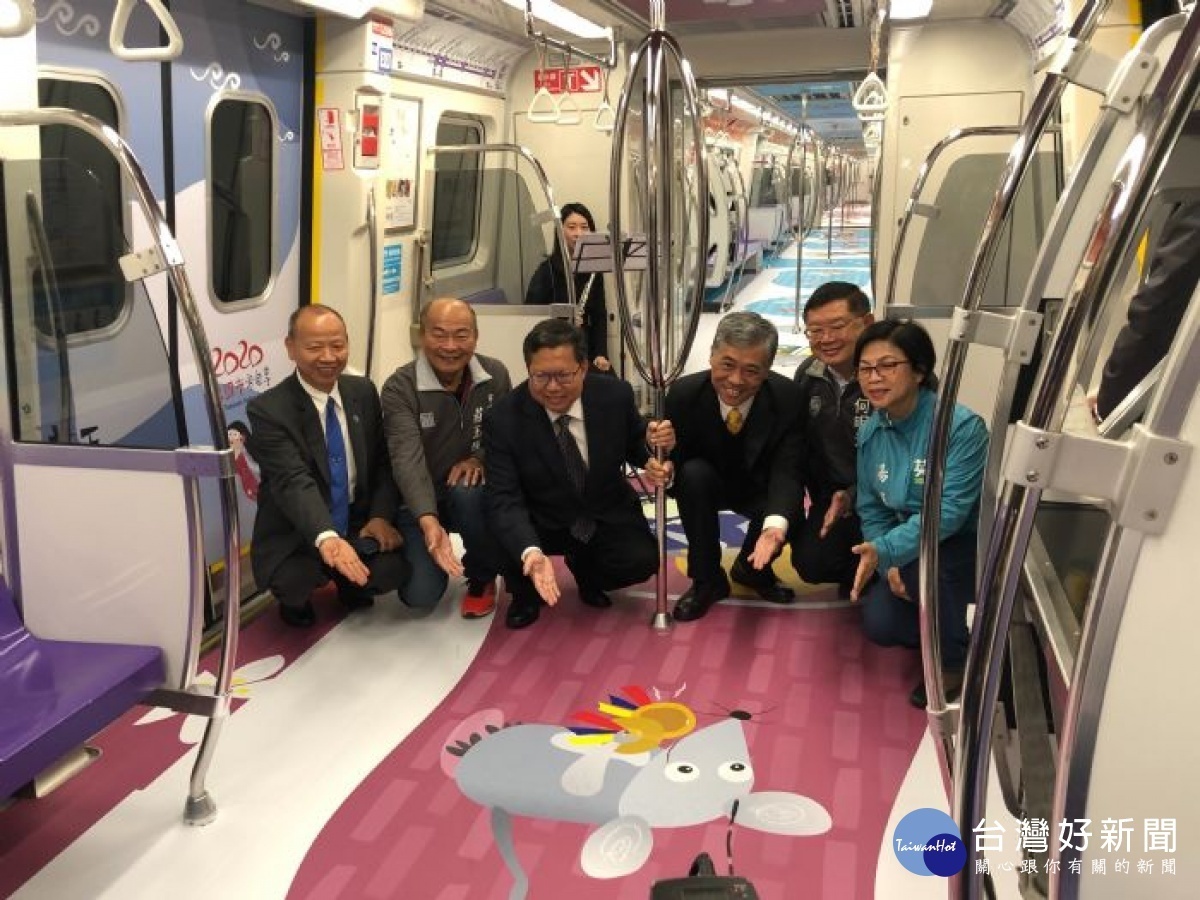 彩繪列車包含車體外及車廂內地貼及天花板,呈現客家人於天穿日的傳統習俗