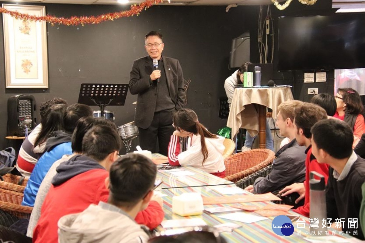中央大學周景揚校長等多位主管到場,祝福境外生平安過好年。