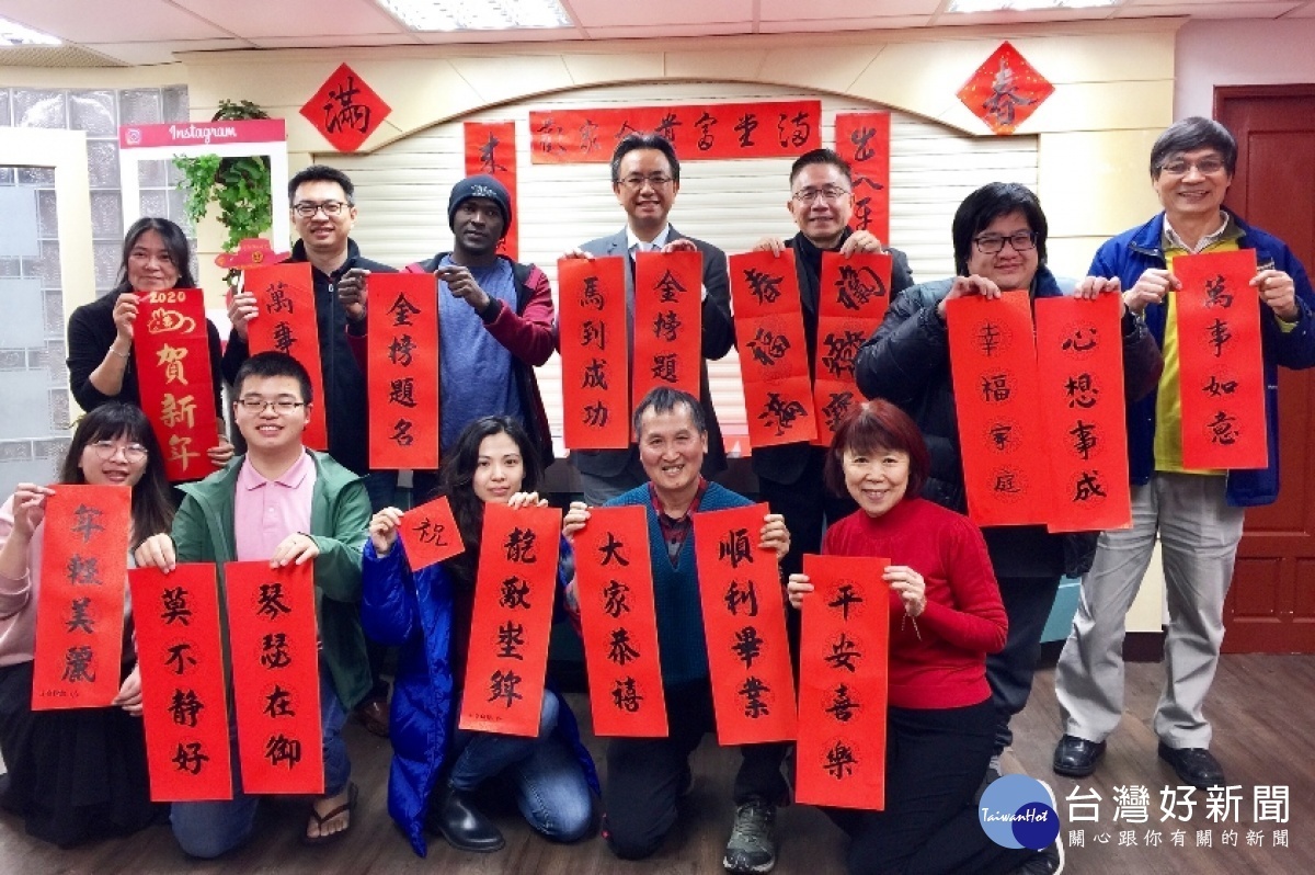 現場舉辦春聯揮毫活動,同時介紹其典故與寓意,讓境外生體驗中國書法藝術之美。