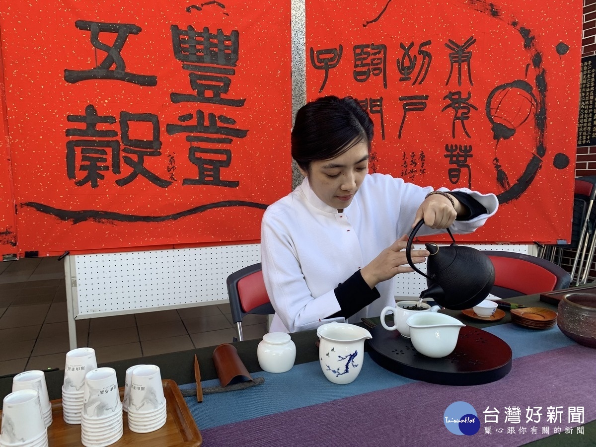 竹山社團法人台灣茶文化推廣協會共襄盛舉，藉由茶香分享傳統書法藝術之美。