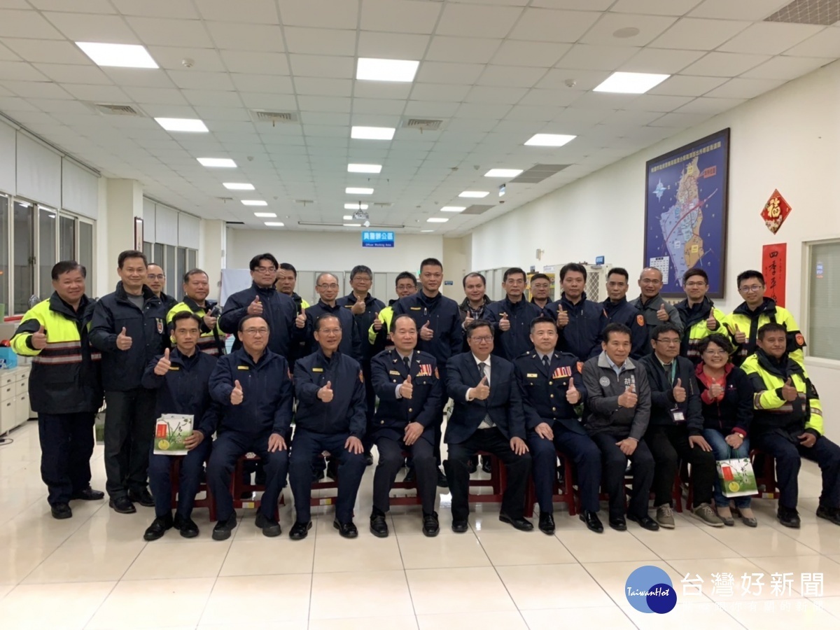 桃園市長鄭文燦特別率警察局局長陳國進,至龍潭分局為基層員警加油打氣合影。