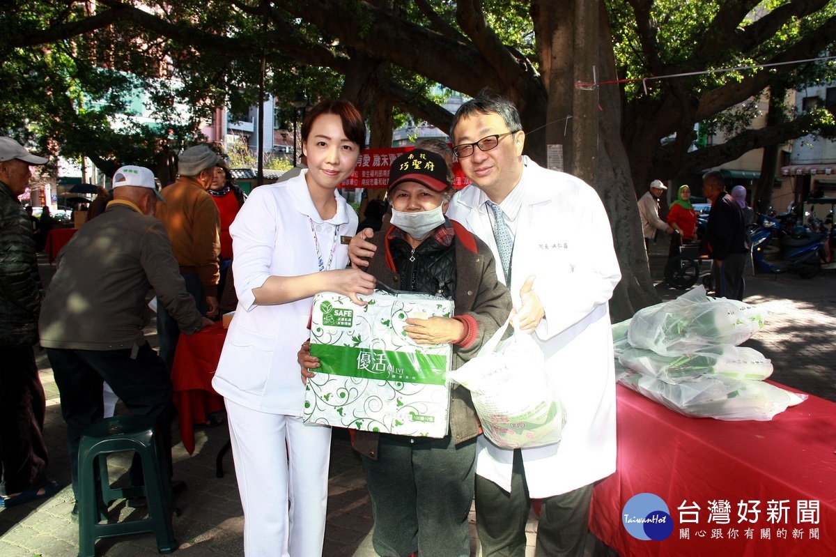 洪院長贈物資予社區長輩，祝新年快樂。（記者扶小萍攝）