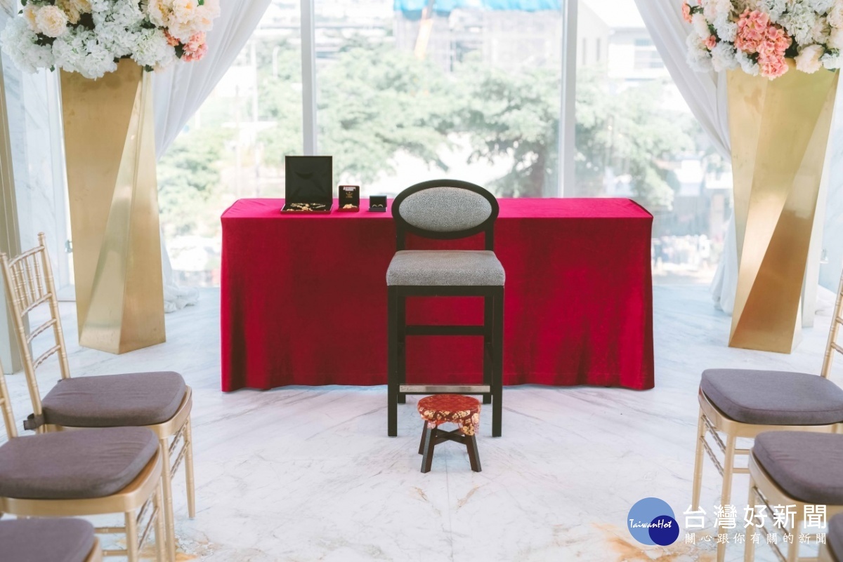 婚禮中西合併，採用西式風格的婚禮布置，同時保留下了文定儀式：奉茶、坐高椅、踩圓凳、配戴金飾等環節。