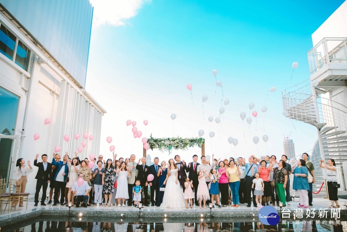 西式風格浪漫戶外婚禮，在結婚誓言結束後，聚集親人好友進行氣球放飛的許願祈福儀式。