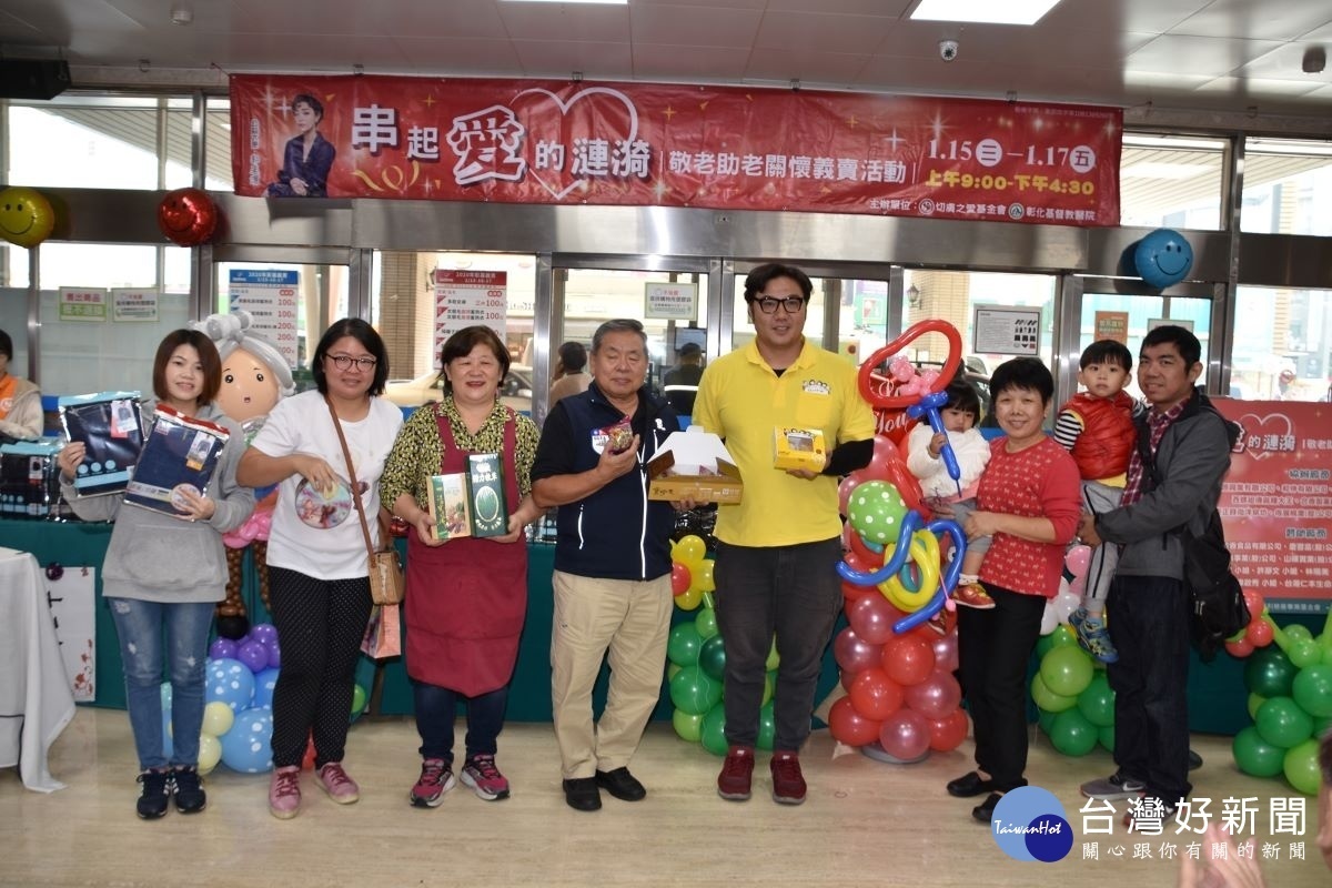 義賣活動獲得眾多廠商及善心人士的熱情響應,現場產品豐富多元,為義賣活動更添風采。圖/記者鄧富珍攝